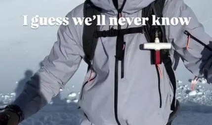 竞技宝下载-老哥滑雪时发现雪里伸出一只脚！最终在活埋前把人挖出，惊险...