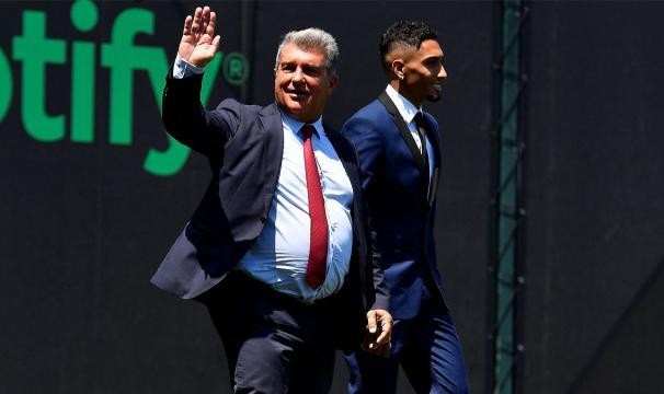 竞技宝下载-拉波尔塔：巴黎切尔西也想签莱万 感谢他降薪来投