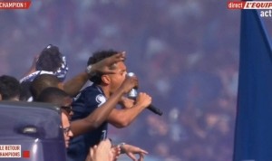 马尔基尼奥斯夺冠游行带领球迷高喊：登贝莱，金球奖！